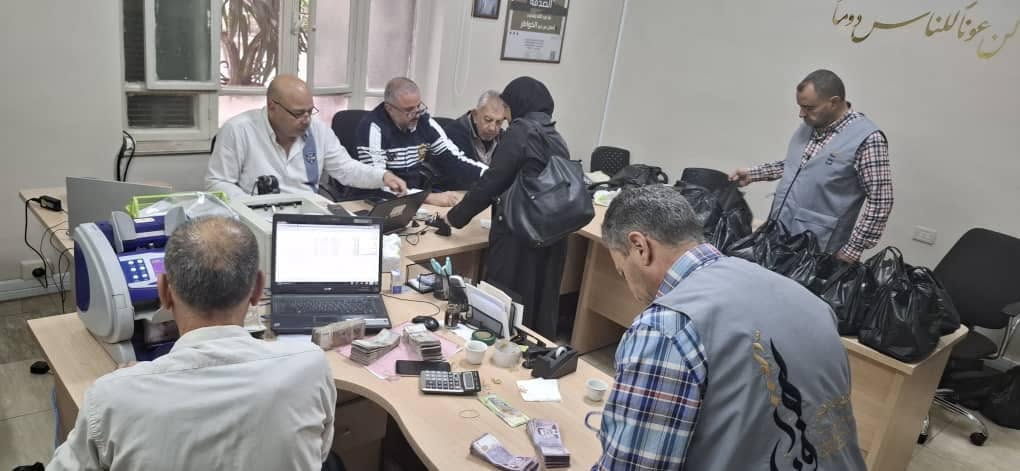 توزيع المساعدات الشهرية النقدية والعينية للعائلات المسجلة
